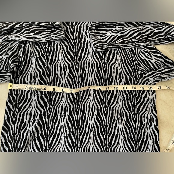 ATM Cotton Cashmere Zebra Printed V-Neck Sweater - Picture 9 of 9